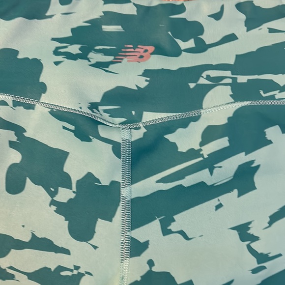 Women’s size medium new balance capri leggings - Picture 3 of 3